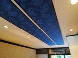 天井や障子、カウンターは
京唐紙の美しい意匠が彩る。