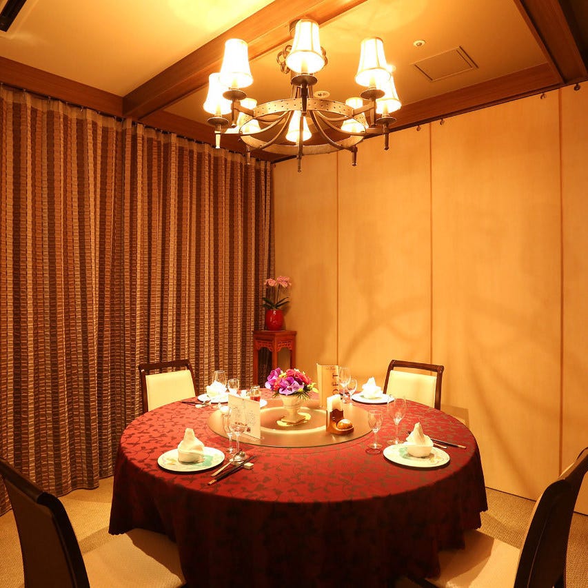 V.I.P気分で使える贅沢個室は大切な人とのお食事のシーンに。