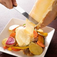 ラクレットチーズがとろーり！チーズ料理も充実しております♪