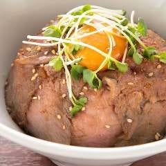 和牛A5ランクの『ローストビーフ丼』はジューシーな口当たり♪
