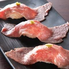 『炙り肉寿司』は上品な脂が美味！柔らかくとろける口当たりも◎