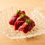 張りのある肉質で柔らかく、馬肉特有の旨みが凝縮した赤身の寿司