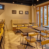 ニーケ_ご友人との飲み会・女子会、 デートなどにもお使いいただける落ち着いた店内