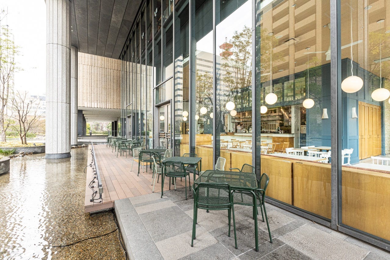 水辺にテラス席があるスーホルムカフェアンドダイニング外観