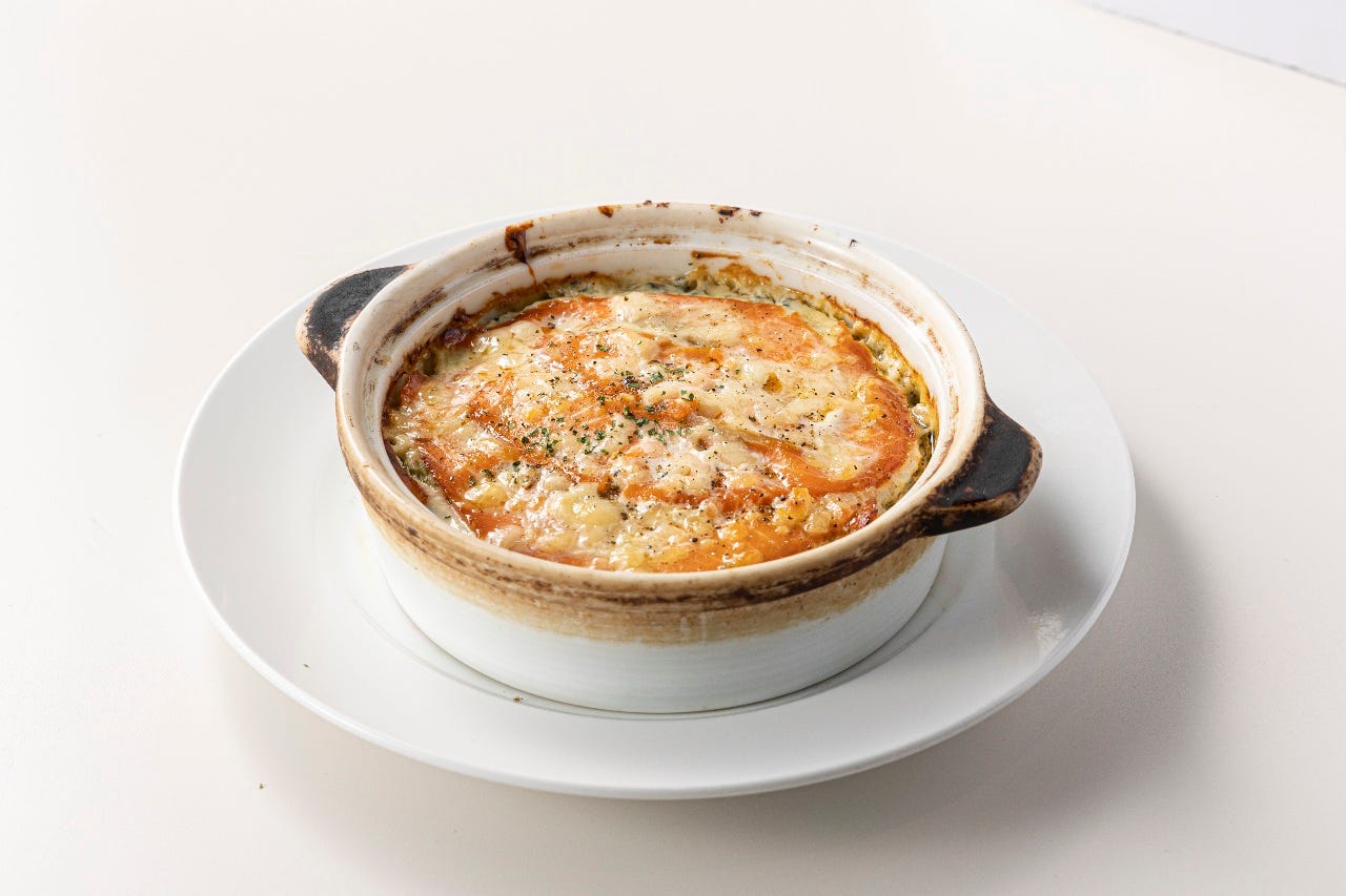 白い皿にのった北欧風グラタン