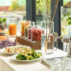 デリや野菜、ドリンクのハーブビュッフェはランチタイム限定♪