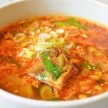 柔らかいお肉と辛口のスープが相性抜群『カルビクッパ』