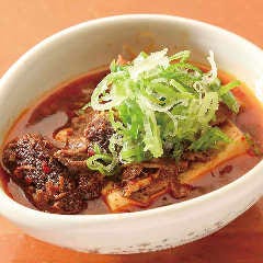 創業当時からの看板メニュー「和牛すじのにこみ豆腐」