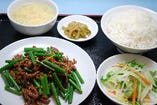 牛肉とニンニクの芽炒め定食／牛肉とピーマン炒め定食