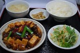 牛すじの唐辛子入り豆腐炒め定食／たっぷりキノコのスタミナ炒め定食