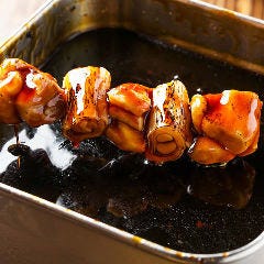 一本一本仕込む焼き鳥は絶品！秘伝ダレにつけて備長炭で焼いて♪