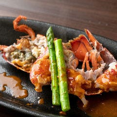 活オマール海老はカナダより直送。鮮度を生かした絶妙な焼加減で