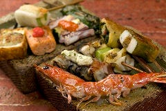 鉄板で焼き上げ、お出汁でジュワっとふっくら熱々に仕上げる串焼