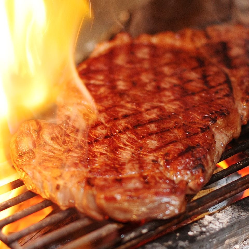 炭火で焼き上げる極上ステーキ！