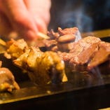 部位や鶏肉の種類によって、最適な焼き加減で調理。