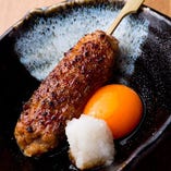 京赤地どりのもも肉をほぼ100％使用した、当店特製のつくね。やわらかい食感と豊かな風味、継ぎ足しながら旨みを凝縮させた秘伝のタレがたまりません。