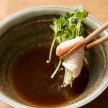 濃厚な旨みが楽しめるむねしゃぶ。鶏白湯スープでしゃぶしゃぶして、京都のポン酢でさっぱりとお召し上がりください。