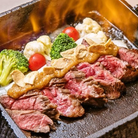 名物の牛カイノミ肉の鉄鍋ステーキをご堪能下さい