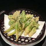 山菜の天ぷら こごみ・フキノトウ・行者ニンニク・タラの芽など
その日の仕入れ3種