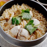 鶏肉と根菜の深い味わい！〆にぴったりの「とり釜飯」