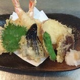 天ぷら盛り合わせ、
海老と野菜、ボリューム満点！
