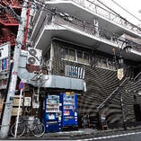 恵比寿駅徒歩3分とおしゃれな街の中心部にありながら、恵比寿横丁の上で、どこかノスタルジックな風情を漂わせている大人の隠れ家カフェです。外階段で上がった2階に店舗入り口がございます。