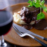 赤ワインのコク深いソースで、ほぐれるほど柔らかく煮た「牛ほほ肉のじっくり赤ワイン煮込み」は、自信を持っておすすめするメイン料理の1つです。