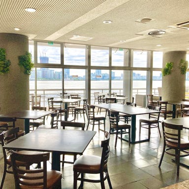 湾岸食堂 波止場_窓が大きく開放的な店内でランチ ♪