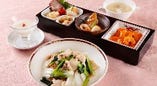 土日祝日限定ランチセット「午餐桃花（ウーサントウカ）」￥2,640　前菜・フカヒレ・炒め物・メイン・スープ・デザートがセットになったランチメニュー