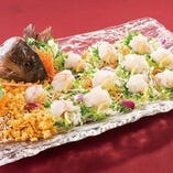 鯛の祝い盛り　￥11,000　鯛を一尾丸ごと調理する「中国風刺身飾り盛り」です。1尾6～10名様が目安です。　※3日前まで要予約