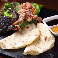 名物料理ソフトシェルクラブのイタリアピアディーナ巻き