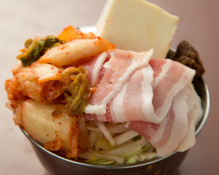 豚とキムチに豆腐も入った韓国風はキムチのピリ辛がアクセント