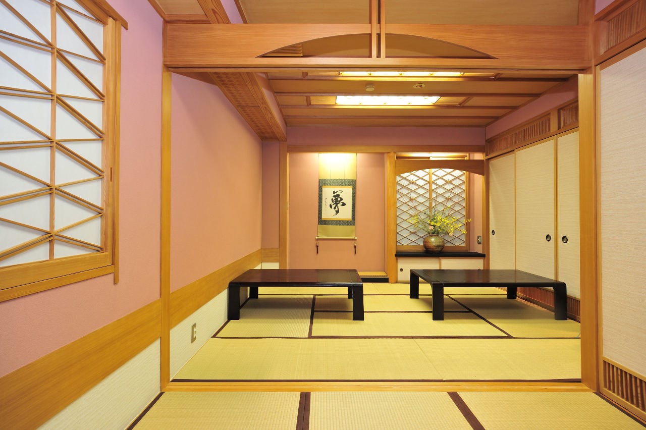 ベージュとピンクを基調とした和食処 こばやしの内装