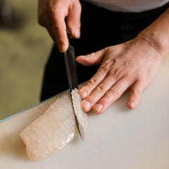 素材の旨味を存分に味わえるお鮨は盛り合わせで食べ比べを♪