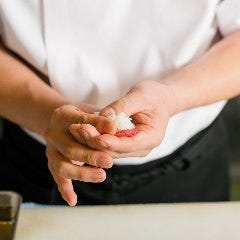 一つ一つ心を込めたお鮨をご自宅で！お持ち帰り限定メニューです