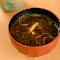 出汁から徹底した赤だしは深い味わいでお鮨との相性も抜群！