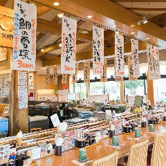 広いテーブル席やカウンター席を完備！ごゆっくりお寛ぎください