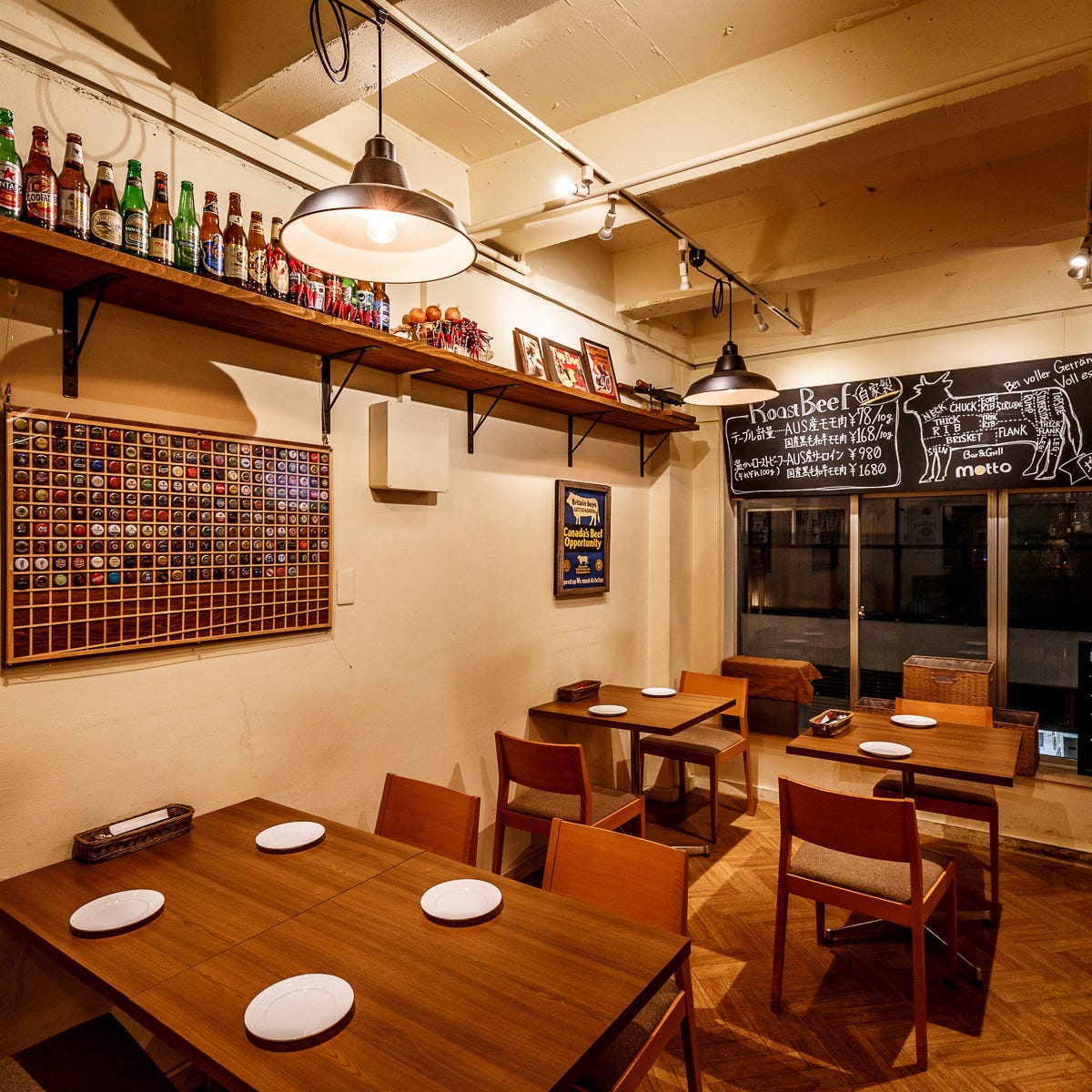 モット 池袋の内観とテーブル席