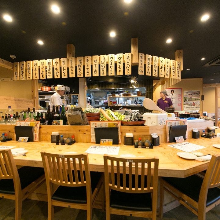 「炉端かば 金沢文庫店」の木造りのカウンター席