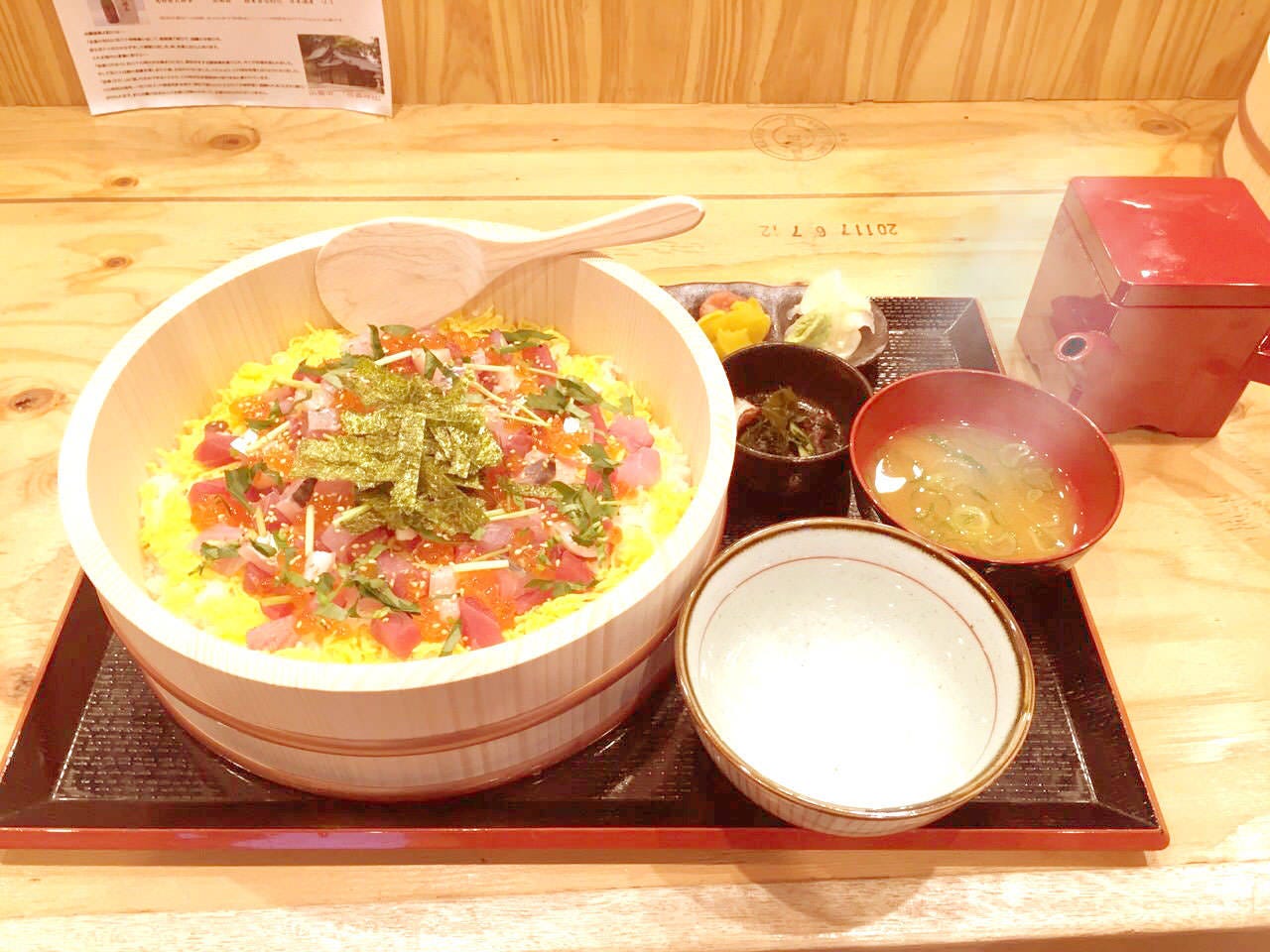 桶にたっぷりと入った「海鮮がいなちらし」