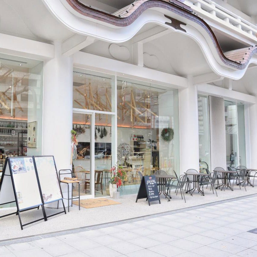 大きなガラス張りと白塗りの壁が印象的なお店の外観