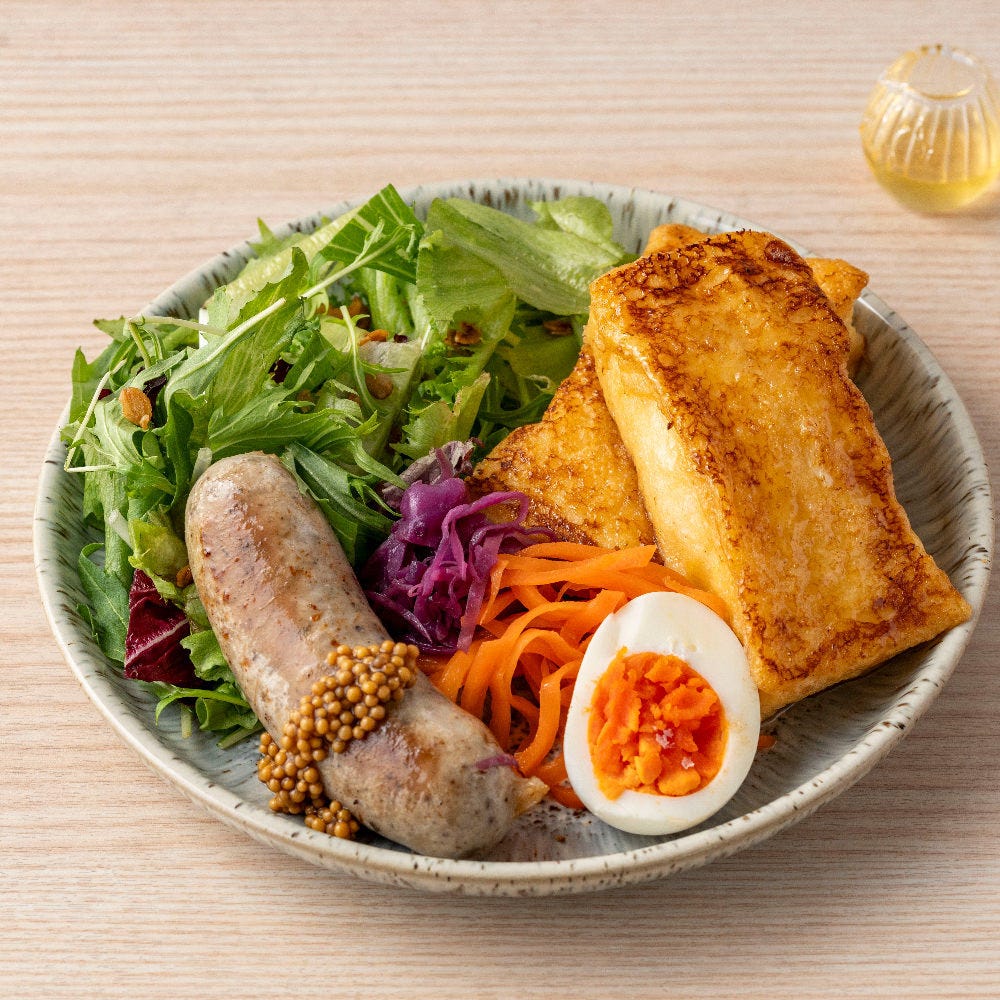 器に盛られたソーセージのミールフレンチトーストプレート