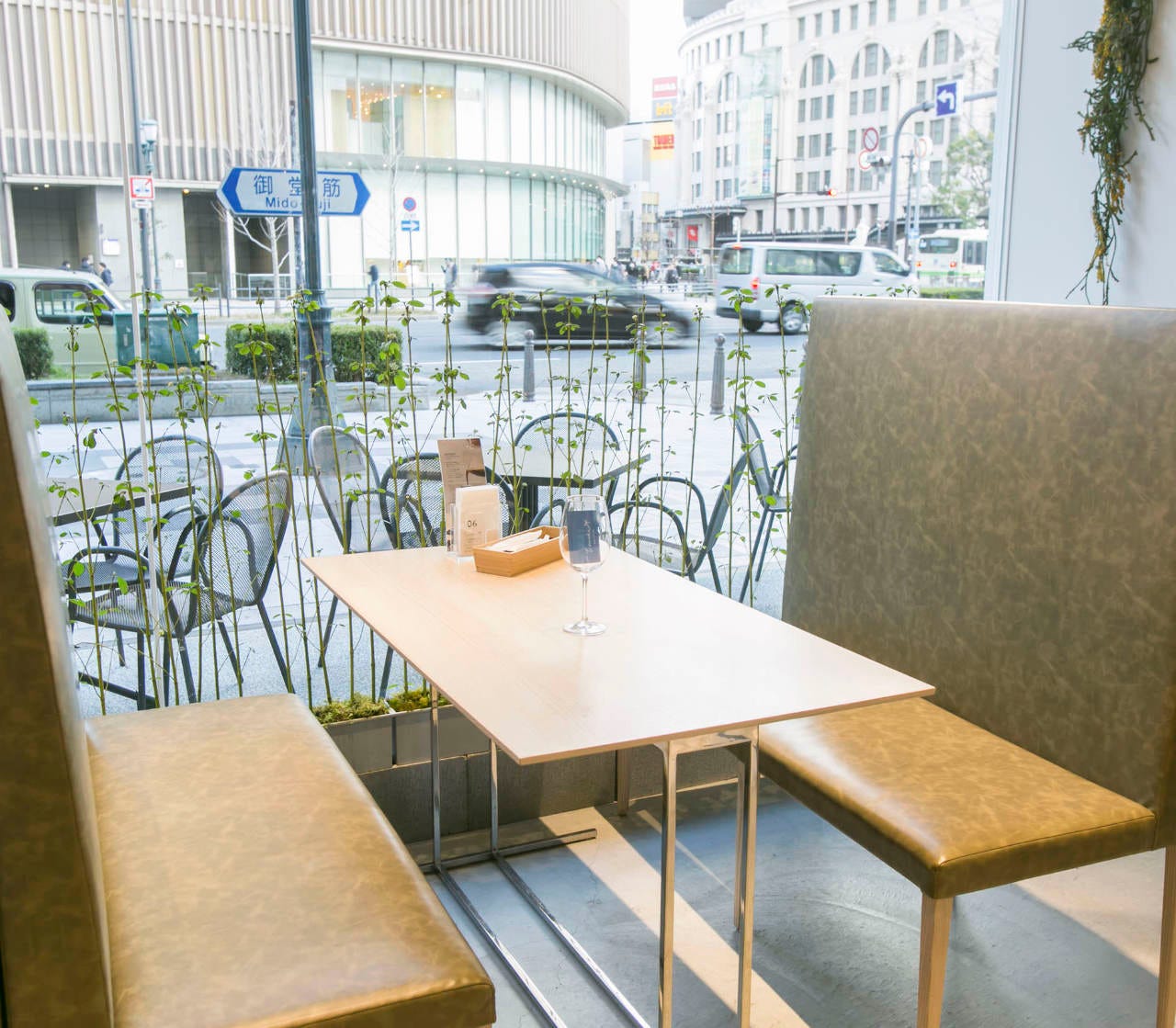 御堂筋に面したツチのテーブル席