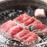 あぶらをひき砂糖を入れ、最初のお肉を焼きます。