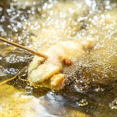 お魚やお肉で変わり種の素材を巻いたオリジナリティ溢れる串揚げ