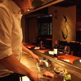 鉄板ダイニング IRODORI_お客様の目の前でシェフが繰り広げる鉄板焼き