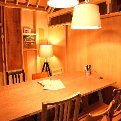 ありの巣のような店内はどのお部屋も趣向を凝らした個室ばかり！