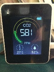 二酸化炭素濃度測定器も設置。換気状態をチェックしています。