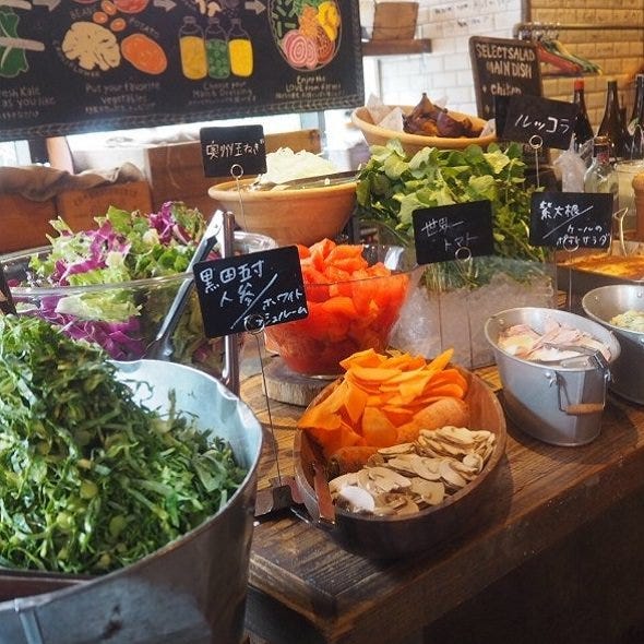 カウンターに並べられたさまざまな野菜