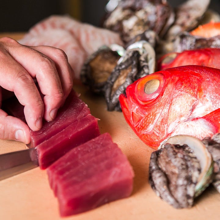 職人の技が光る魚料理は種類豊富にご提供！刺身はなんと約25種も